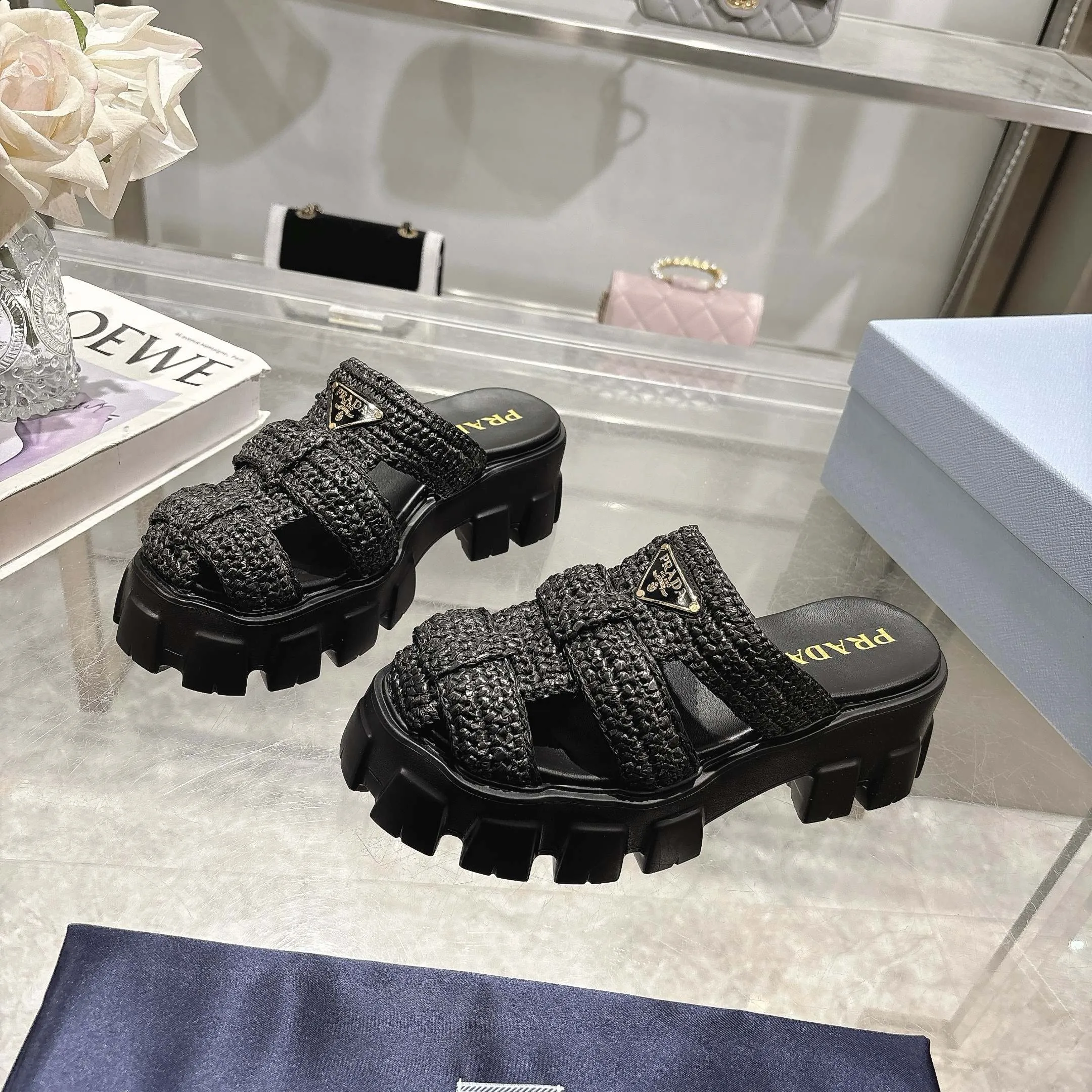 👟👟Ex-factory price 500👟👟 Original eco-friendly PP paper material, high version Prada Prada’s latest pig cage shoes, Roman woven thick-soled rubber slippers, the latest eco-friendly ♻️PP material, high price, fully handmade crochet, just like knitting sweaters, slow work and meticulous work, retro fashionable and avant-garde thick-soled soles with rubber uppers, retro wood grain to meet the various choices of fashionable people of different styles! The iconic metal triangle logo is paired with the shape of ancient beach sandals. Every design element is fashionable! Code number 35-41